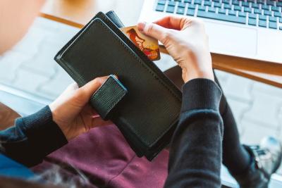 138741199_217339623372146_1611207082355195135_o.jpg Image of woman using credit card to pay online