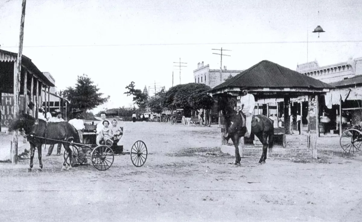 1800s_main_street.jpg Main Street 1900